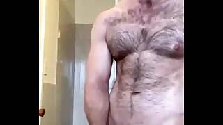 Peludo sacándose la leche